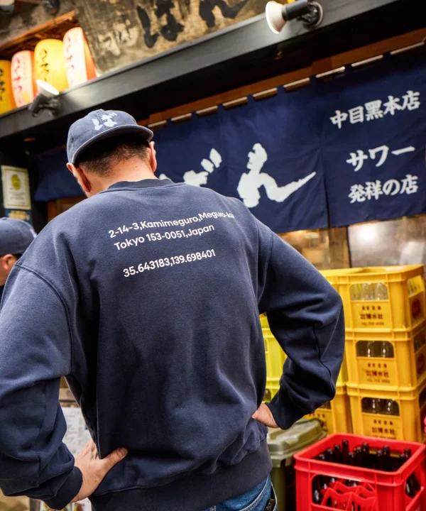 スウェットを着た人物の後ろ姿と店内の様子