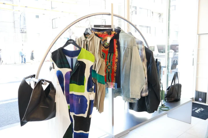 カインドオル青山店の店内風景(洋服ラック)