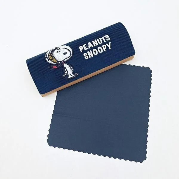 アストロノーツ姿のスヌーピーメガネケースとネイビーのメガネクロス