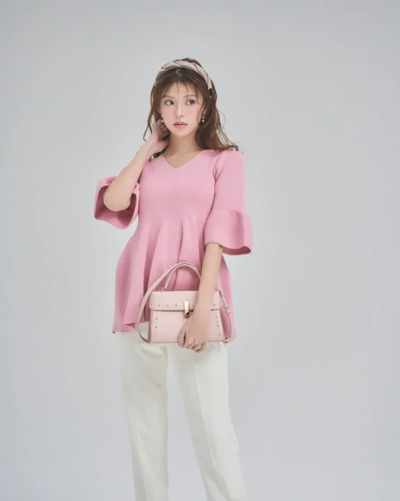 ピンクのトップスと白パンツを着た鈴木ゆうかさん