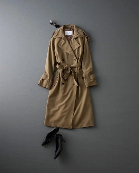 ベージュのトレンチコート、黒いハイヒール、サングラスの組み合わせ