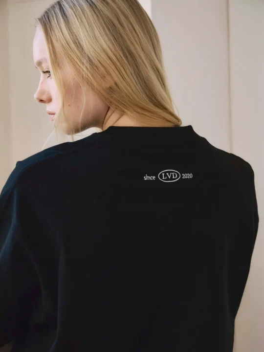 黒いスウェットを着用した女性の後ろ姿