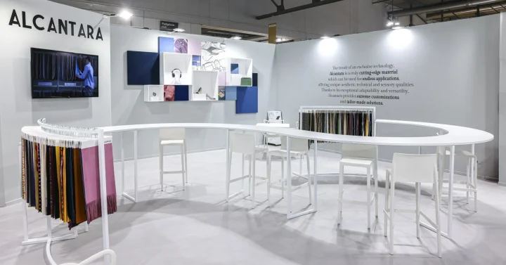 ALCANTARA®の展示ブースの様子