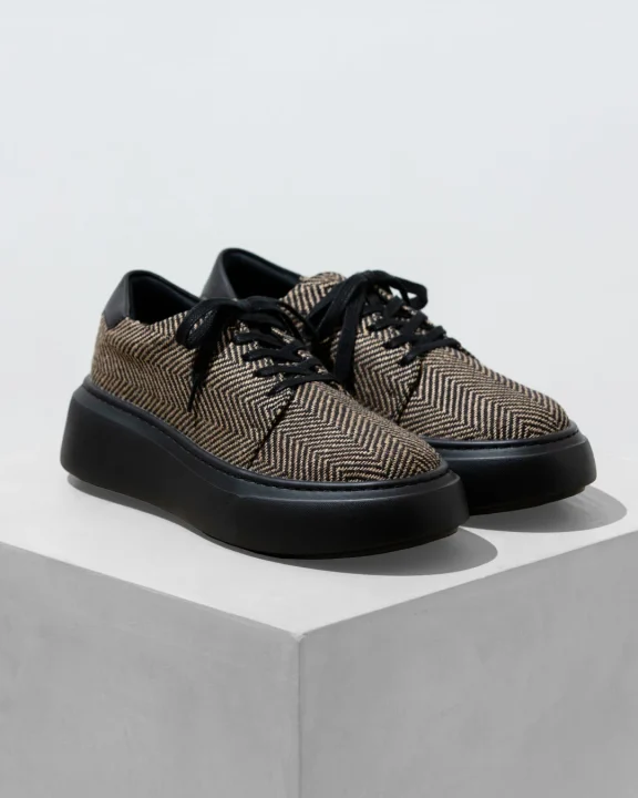 ヘリンボーン柄の厚底スニーカー