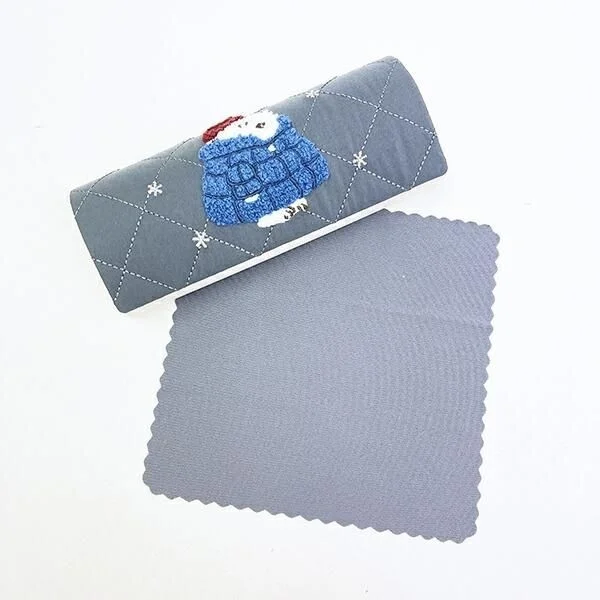 「ほっこり」ワンポイントのスヌーピーメガネケースとグレーのメガネクロス