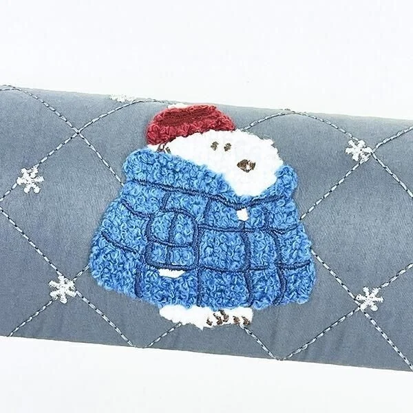 「ほっこり」ワンポイントのスヌーピー刺繍のクローズアップ