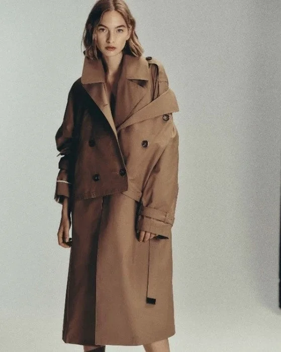 トレンチコートを着用した女性