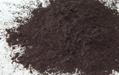 こんもりと盛られた暗い色の粉末