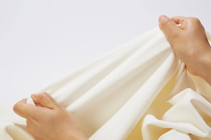 生地を広げる手