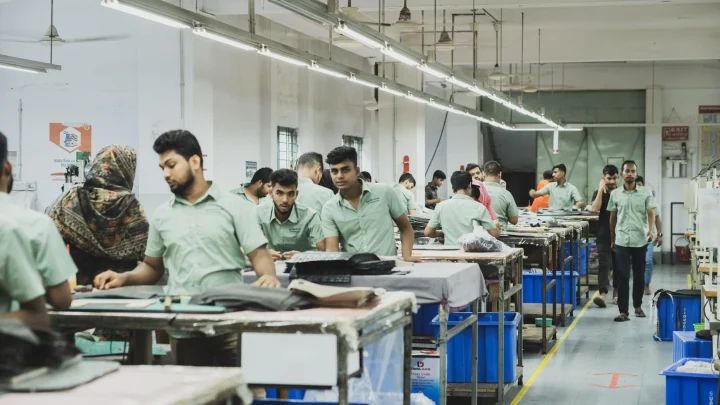 工場で作業する労働者