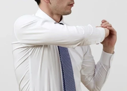 ストレッチをする男性