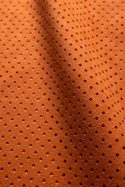 穴あき加工が施された素材