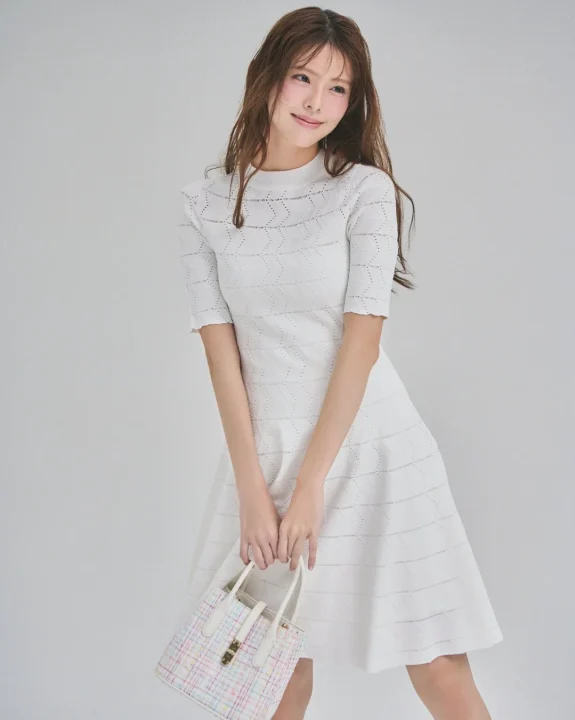 白いニットワンピースを着た鈴木ゆうかさん