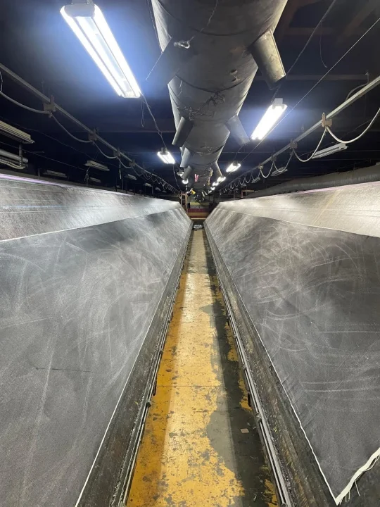 工場や製造現場のような空間でコンベアベルトが並行して配置されている様子