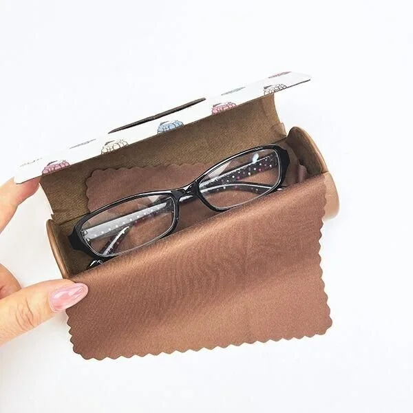 「ほっこり」チラシのスヌーピーメガネケースにメガネを収納した様子