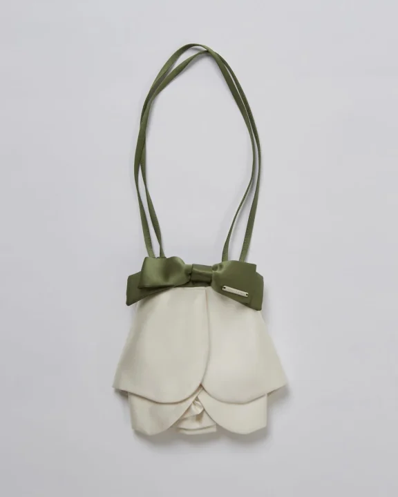 オフホワイトの花びらのようなデザインが特徴的なハンドバッグ