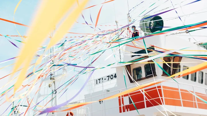 カラフルなストリーマーで飾られた船