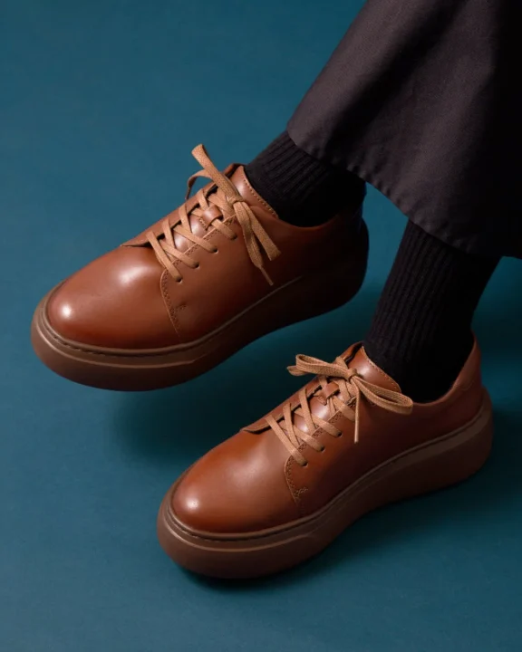アースブラウンの革靴の足元