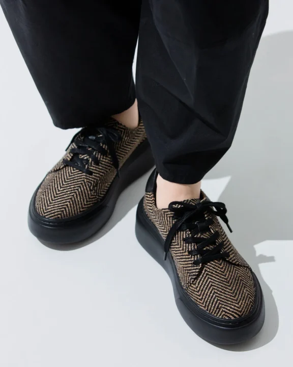 ジュート素材の厚底スニーカーの足元