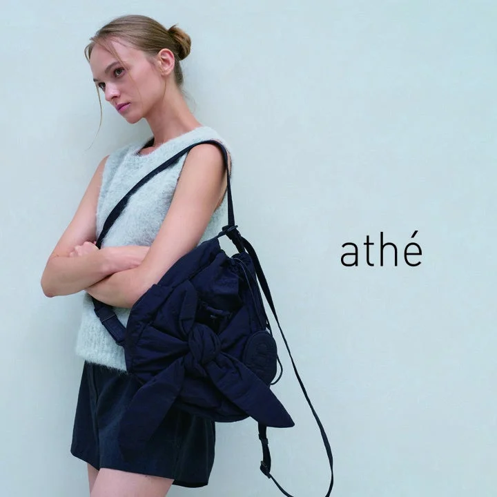 athéのバックパックを背負ったモデル