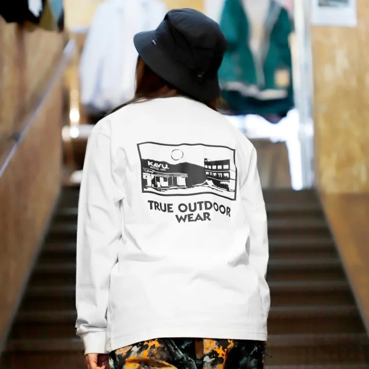 KAVUの長袖Tシャツとバケットハットを着用した人物の背面
