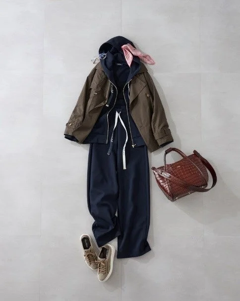 カーキのマウンテンパーカーとネイビーのパーカー、ワイドパンツのコーディネート