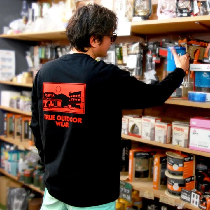 アウトドアショップで買い物をする男性