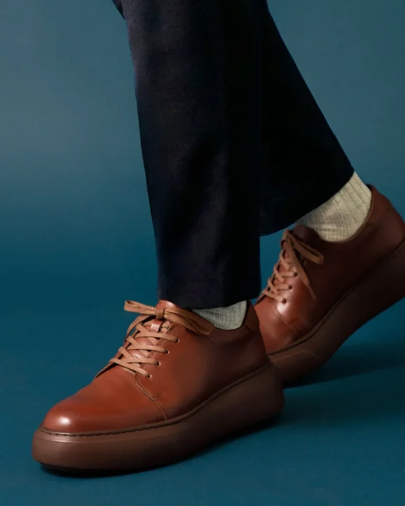 アースブラウンの革靴の足元アップ