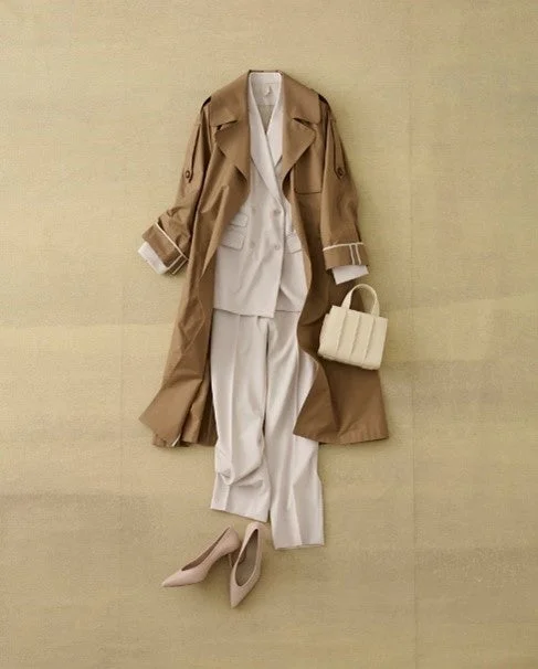 ブラウンのトレンチコートと白のセットアップのコーディネート