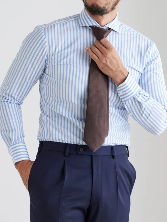 シャツを整える男性