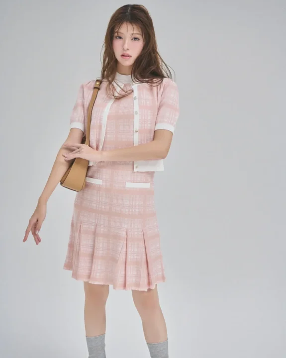 ピンクのチェック柄ツーピースを着た鈴木ゆうかさん