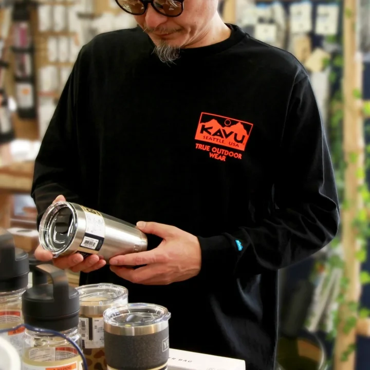 KAVUの長袖Tシャツを着た男性