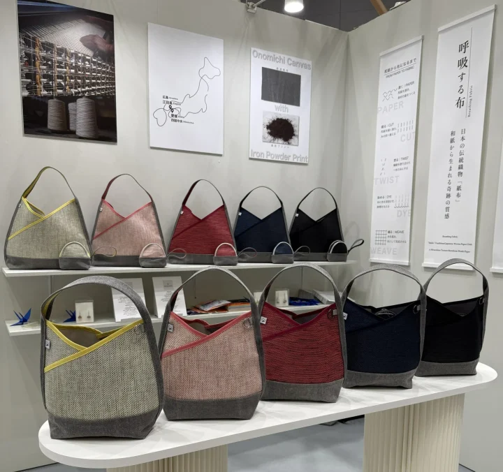 和紙から作られた紙布を使用したカラフルなハンドバッグが展示されたブース
