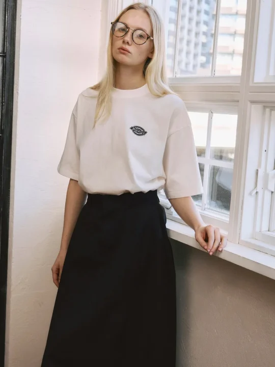 白Tシャツとロングスカートを着用した女性