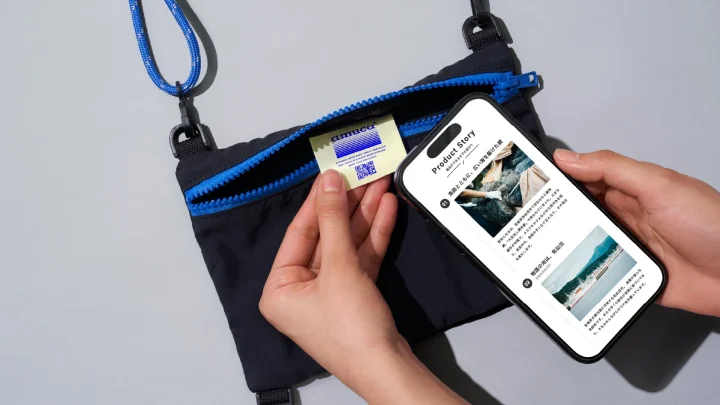 サコッシュのブランドタグとQRコードを表示するスマートフォン