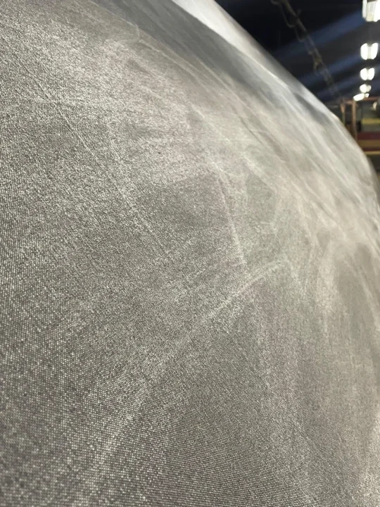 灰色で粗いテクスチャを持つ表面のクローズアップ