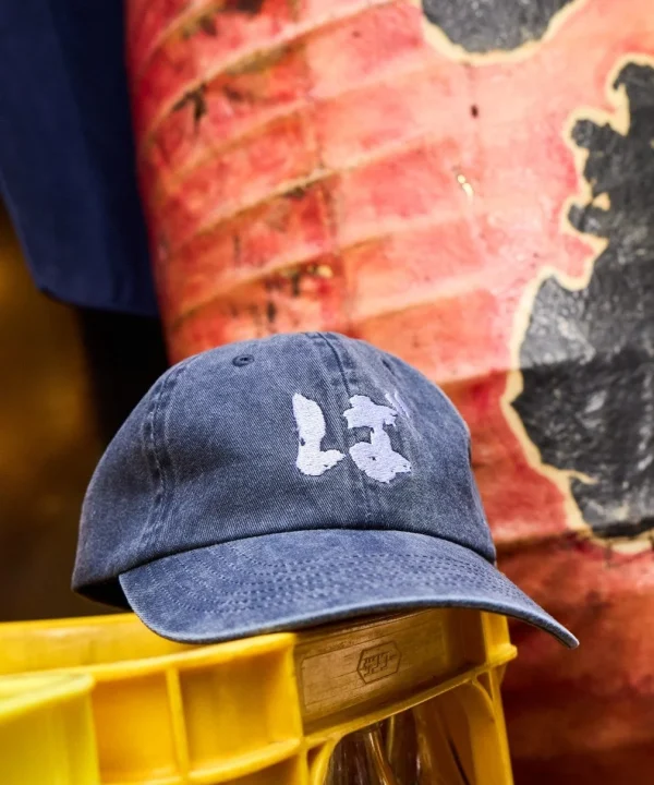 黄色いコンテナに置かれたデニムキャップ