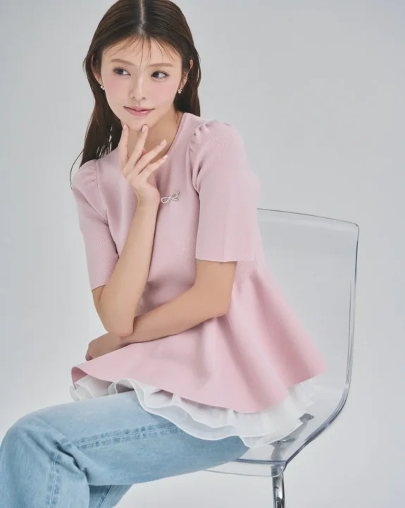 ピンクのペプラムトップスとデニムを着た鈴木ゆうかさん