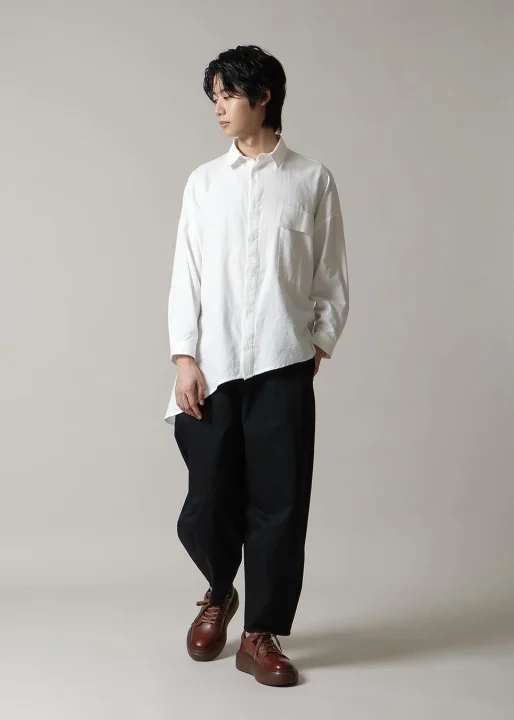 アースブラウンの靴を着用した男性モデル