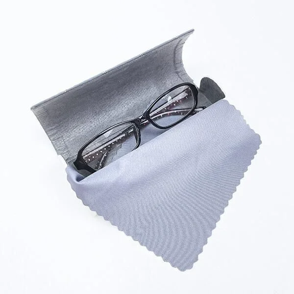 「ほっこり」ワンポイントのスヌーピーメガネケースにメガネを収納した様子