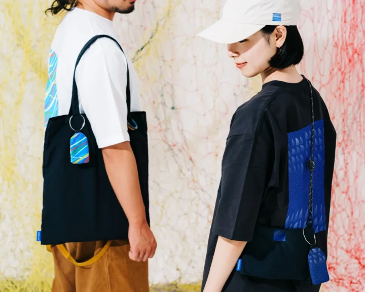 カジュアルな服装の男女がamuca®製品を身につけて立つイメージ