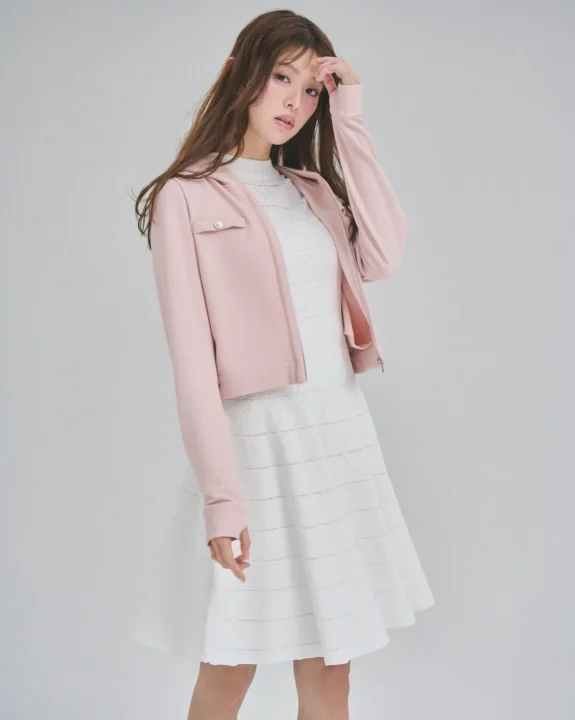 白いワンピースにピンクのジャケットを着た鈴木ゆうかさん