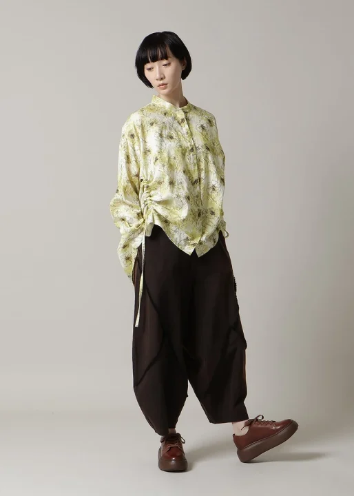 アースブラウンの靴を着用した女性モデル