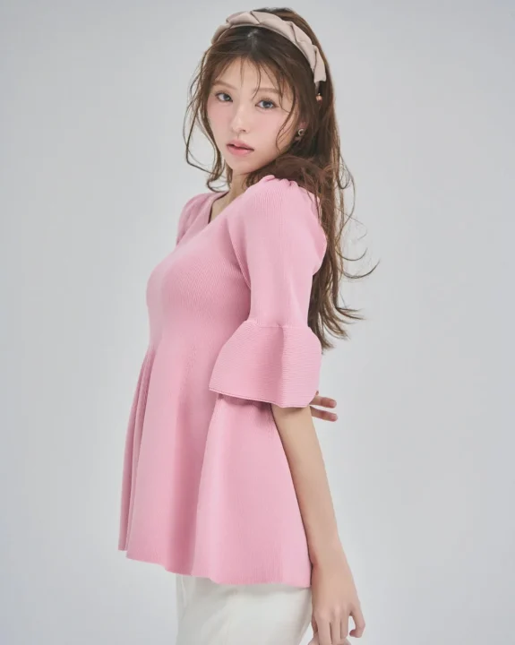 ピンクのトップスとカチューシャを着けた鈴木ゆうかさん