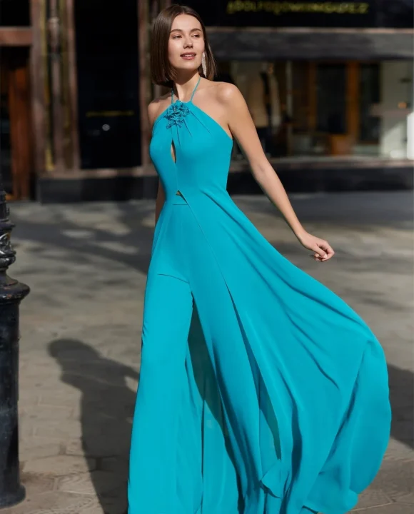 ターコイズブルーのジャンプスーツ