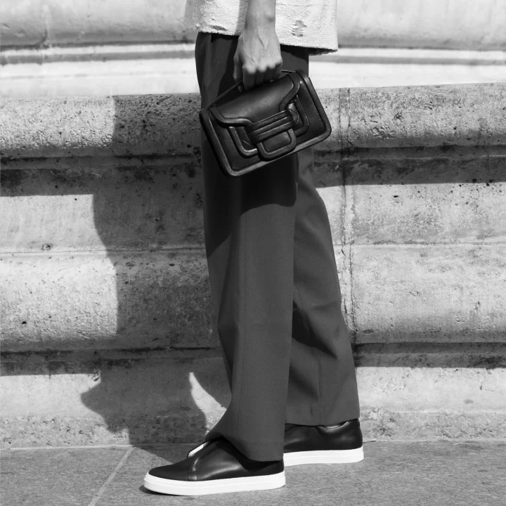 PIERRE HARDYのハンドバッグとスニーカー