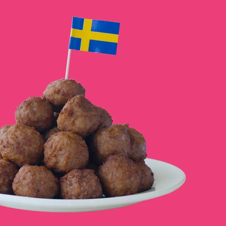 スウェーデン国旗が刺さったミートボールの山