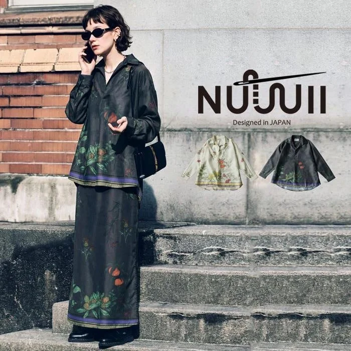 花柄セットアップの女性