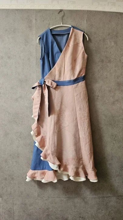 デニムとピンクのラップワンピース