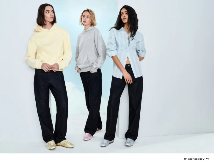 黄色のパーカー、グレーのパーカー、水色のストライプシャツにデニムを合わせた3人のモデル